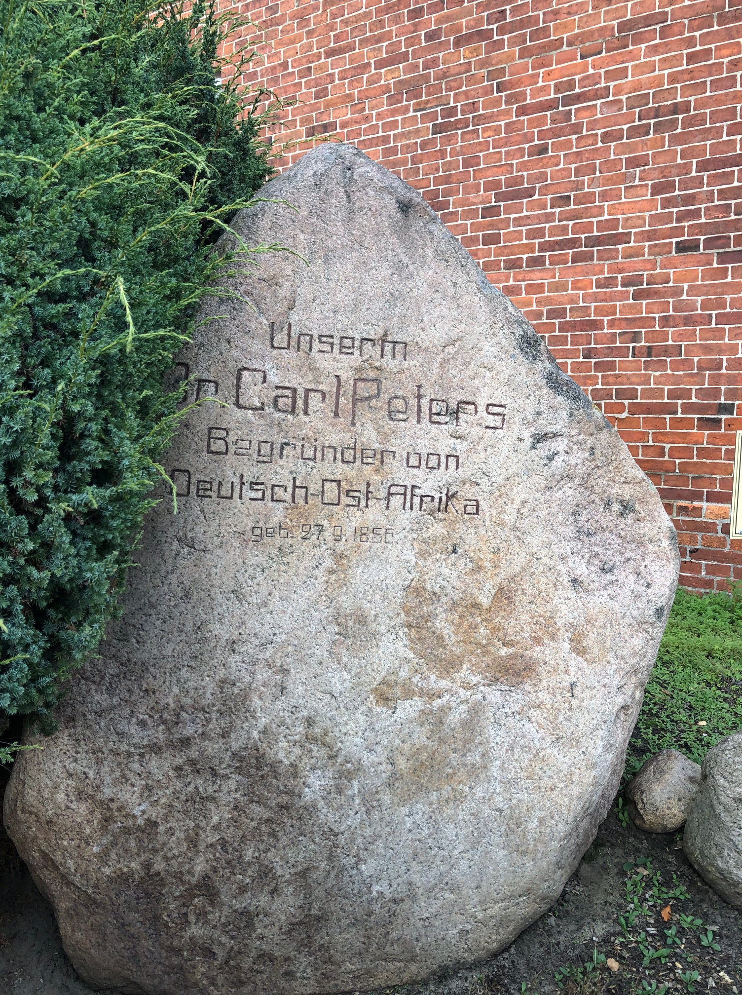 Der Carl-Peters-Gedenkstein in Neuhaus/Elbe. Kein Stein der Weisen?